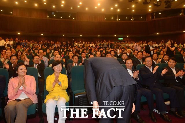 인사하는 김상곤 더민주 당대표 후보자