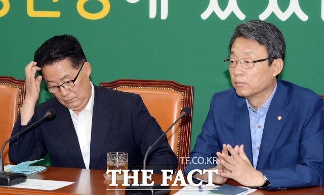 고민하는 박 위원장(왼쪽)과 김성식 국민의당 정책위의장./임영무 기자