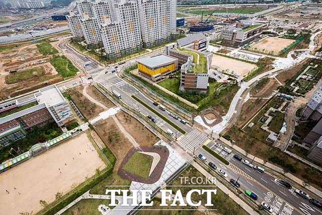 지난 7월에 촬영된 배곧신도시의 모습. 제법 공사가 진행돼 아파트와 도로, 학교 등이 들어서 있는 모습이 보인다. /시흥시 제공