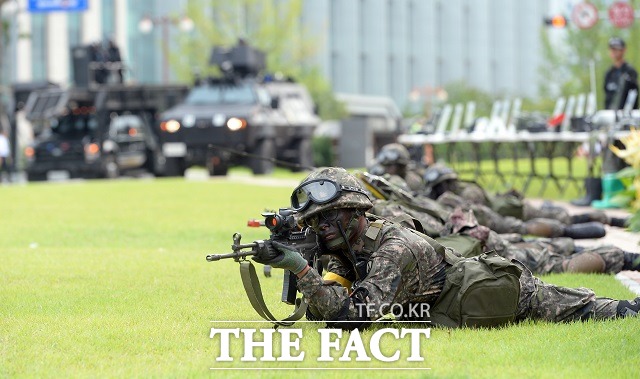 북한은 22일 한미연합군사훈련인 을지프리덤가디언 훈련이 시작되는 것과 관련해 위협을 가했다. 사진은 지난해 8월18일 오후 서울 여의도 국회에서 경찰특공대원과 소방관계자들이 을지프리덤가디언 훈련을 실시하는 모습./임영무 기자