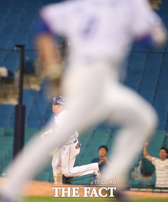 삼성 박한이가 5회말 1사 만루 때 2타점 역전 적시타를 터뜨리고 있다.