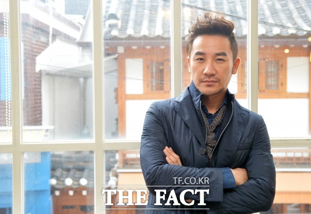 성폭행 혐의로 피소된 배우 엄태웅. 배우 엄태웅 측은 23일 오후 보도자료를 내고 고소인이 주장하는 성폭행은 사실이 아니다라는 입장 표명을 했다. /더팩트 DB