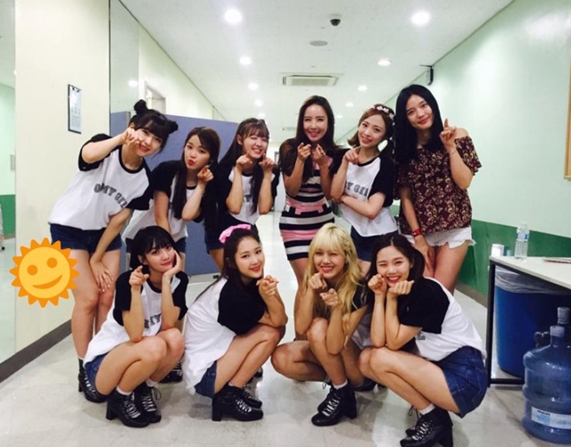 오마이걸, 파파야와 깜짝 만남. 이들은 다정한 선후배 사이를 자랑했다. /WM엔터테인먼트 제공