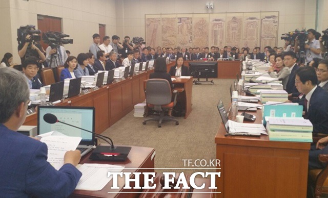 국회 교육문화체육관광위원회는 24일 오전 전체회의를 열어 조윤선 문화체육관광부 장관 후보자에 대한 인사청문회를 31일 오전 10시부터 하루동안 실시하기로 확정했다./더팩트DB