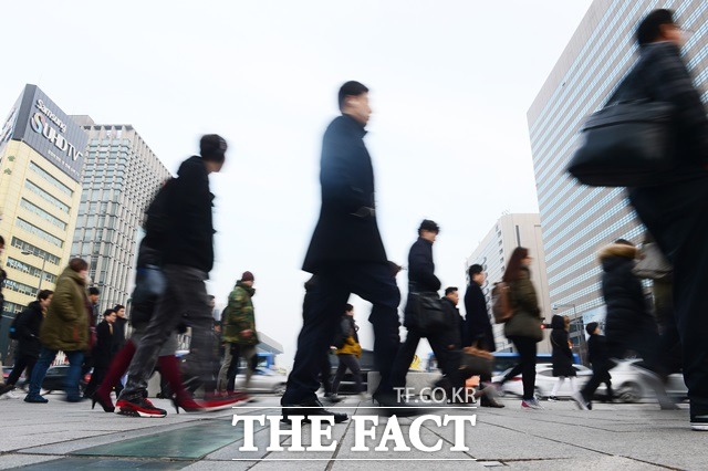 금복주가 결혼하는 여성 직원에게 퇴사를 강요하는 등 수십 년간 성차별적 고용 관행을 지속해온 것으로 드러나자 누리꾼들은 불매 운동을 해야 한다며 분노를 감추지 못했다. /더팩트DB