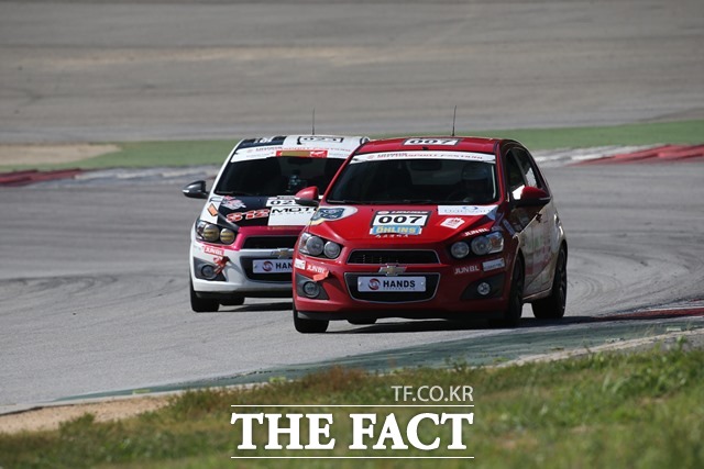 로터스 코리아 이민재가 초반부터 빠른 기세로 몰아붙이는 S12 모터스 이중훈에게 강하게 압박당하며 선두를 유지하고 있다. /진영석 객원기자