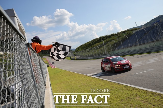 폴포지션을 지키며 경기 마지막 체커기를 받은 로터스 코리아 이민재가 피니쉬라인을 통과하고 있다. /진영석 객원기자