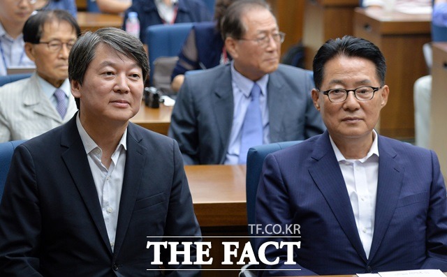 안철수(왼쪽) 전 국민의당 상임공동대표와 박 위원장은 24일 대전을 방문, 중원 민심잡기에 나섰다./문병희 기자
