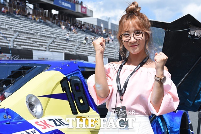 2016 슈퍼레이스 대회 최고 클래스 ‘SK ZIC 6000’ 시즌 6라운드 경기가 21일 개최한 가운데 개그우먼 안소미가 한국 선수들을 응원하고 있다. /시즈오카현(일본)=진영석 객원기자