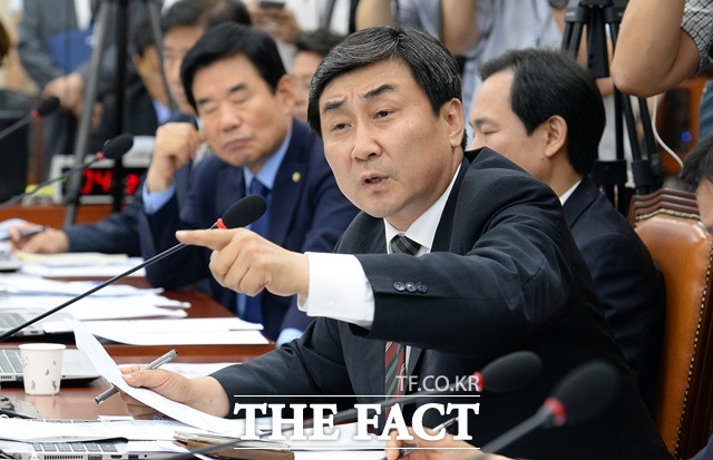 5선의 이종걸 후보는 비주류계이지만 지난 5일 예비경선을 통과하며 다크호스로 부상했다. 사진은 지난달 11일 국회 국방위원회 전체회의에 한민구 국방장관에게 사드 배치와 관련한 질의하는 이 후보./임영무 기자