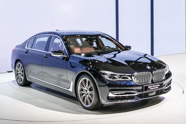 BMW 그룹 100주년을 기념해 100대 한정 생산된 BMW 뉴 750Li xDrive 비전100 에디션이 24일 출시됐다. /BMW 제공