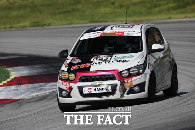 S12 모터스 이중훈이 빠른 스타트로 경기 시작과 함께 2위를 추월하며 무서운 기세로 질주하고 있다. /진영석 객원기자