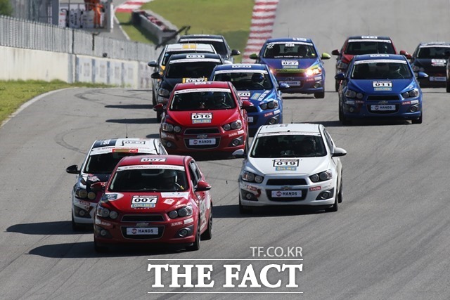 S12 모터스 이중훈이 빠른 스타트로 폴포지션을 잡은 로터스 코리아 이민재의 뒤를 바싹 붙어서 추격하고 있다. /시즈오카현(일본)=진영석 객원기자