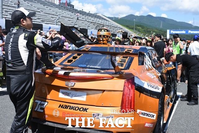 2016 슈퍼레이스 대회 최고 클래스 ‘SK ZIC 6000’ 시즌 6라운드 경기가 21일 일본 시즈오카현 고텐바시 후지 스피드웨이에서 열린 가운데 팀 106 류시원 감독이 일본팬들로부터 환호를 받고 있다.   /시즈오카현(일본)=진영석 객원기자