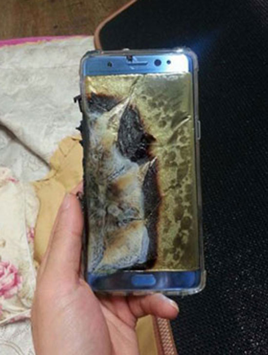 한 누리꾼은 24일 오전 휴대전화 커뮤니티 뽐뿌 게시판에 갤럭시노트7이 충전 중 터졌다는 글과 함께 사진을 공개했다. /뽐뿌 게시판