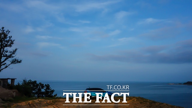 르노삼성자동차는 김태균 작가와 협업한 예술작품 QM3 칸느블루 인 투 블루를 자사 소셜네트워크서비스에 전시한다고 24일 밝혔다. /르노삼성자동차 제공