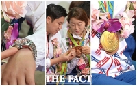 [TF사진관] '메달에 선물까지~'… 미소가 멈추지 않는 올림픽 선수단
