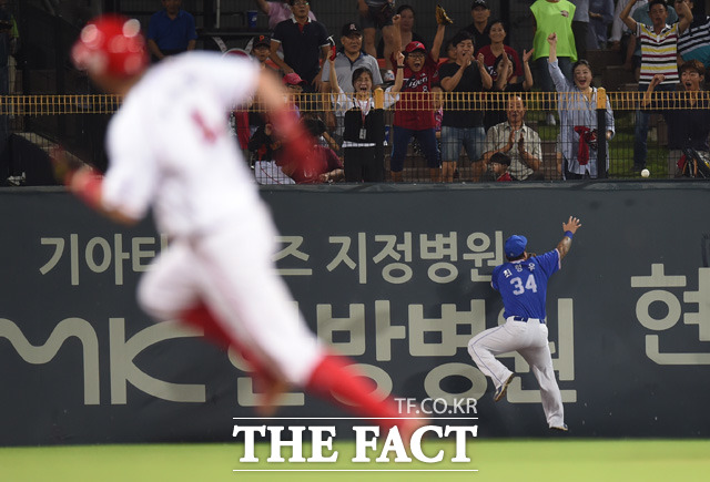 삼성 최형우가 5회말 2사 1.2루서 KIA 김주찬의 2루타 때 타구를 잡지 못하고 있다.