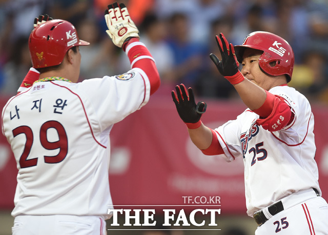 KIA 이범호가 1회말 2사 1루서 좌측담장을 넘기는 투런 홈런을 터뜨리고 나지완과 하이파이브를 나누고 있다.