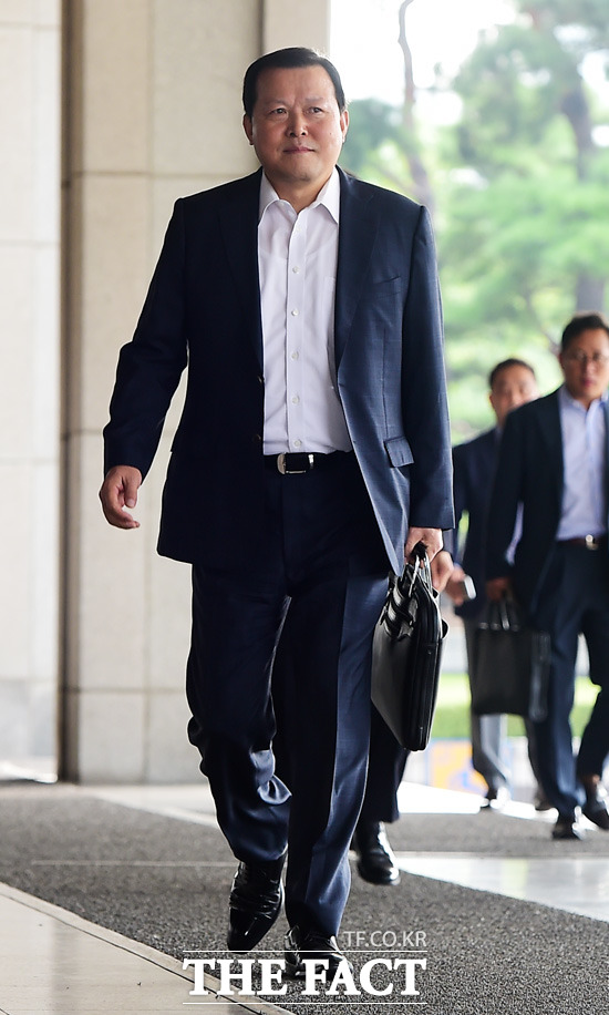 황각규 롯데그룹 정책본부 운영실장(롯데쇼핑 사장)이 25일 오전 서울 중앙지방검찰청으로 출석하고 있다. /배정한 기자