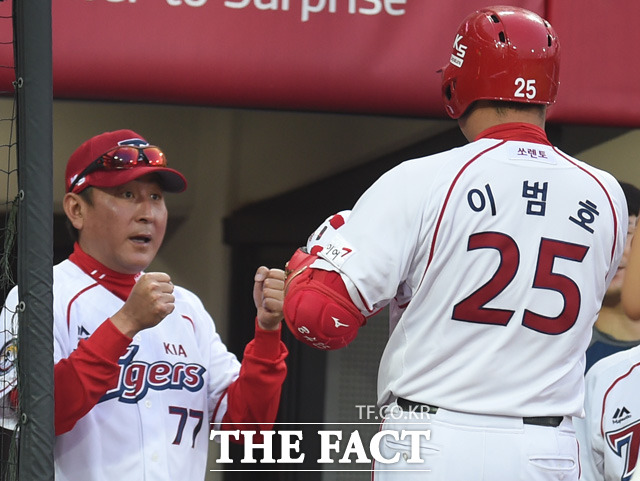 KIA 이범호가 1회말 2사 1루서 좌측담장을 넘기는 투런 홈런을 터뜨리고 김기태 감독과 하이파이브를 나누고 있다.