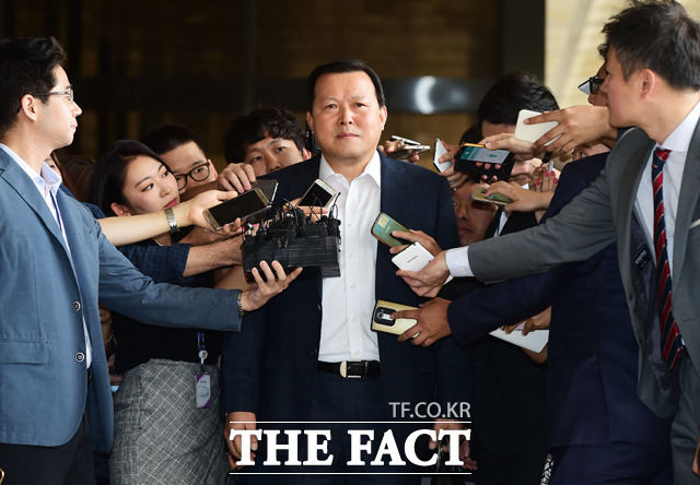 황각규 사장이 25일 오전 서울 중앙지방검찰청 앞에서 기자들의 질문에 대답하고 있다.