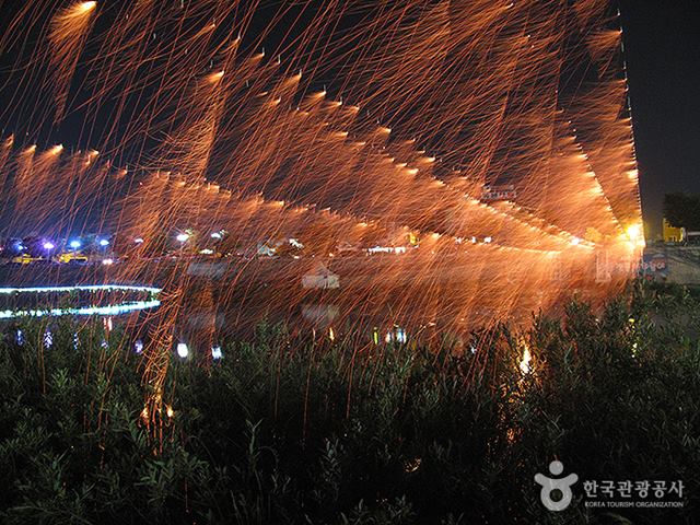 전라북도 무주에서는 이번 주말인 27일까지 무주반딧불축제가 개최된다. /한국관광공사 제공