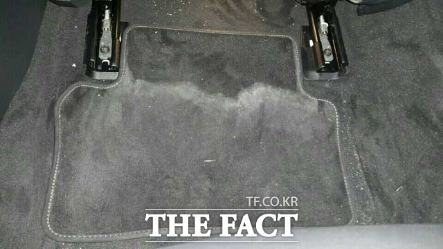 메르세데스-벤츠 뉴 E-클래스의 뒷자리 바닥 매트가 흥건히 젖어있다. /독자 제공