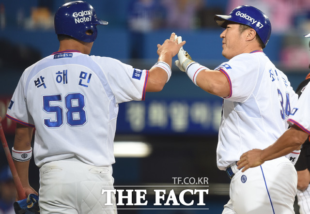 삼성 최형우가 4회말 2사 3루에서 좌월 2점 홈런을 터뜨린 뒤 박해민의 환영을 받고 있다.