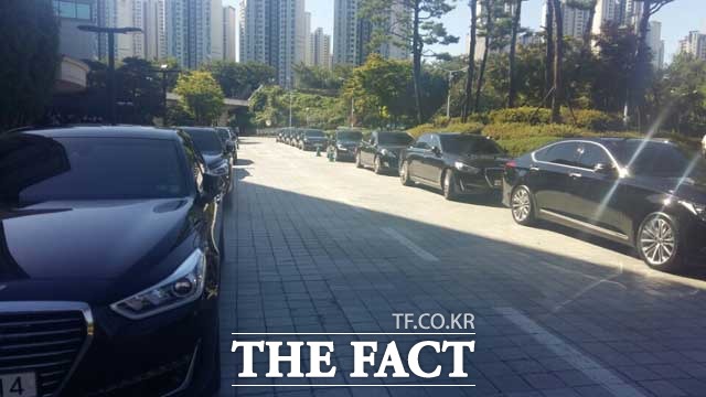 27일 고 이인원 부회장의 빈소가 마련된 서울아산병원 장례식장 입구에 롯데그룹 임원들의 업무용 차량이 줄지어 주차되어 있다. /풍납동=장병문 기자