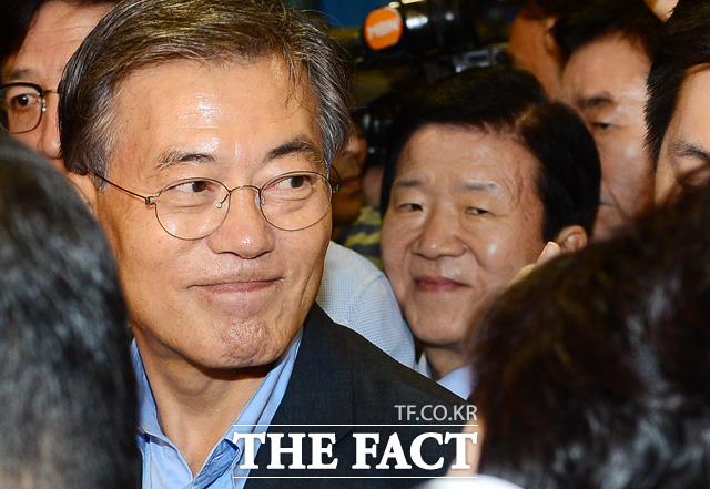 문재인 전 더불어민주당 대표는 27일 더민주 전당대회에서 추미애 후보가 신임 당 대표로 선출된 뒤 페이스북에 축하의 뜻을 전했다. 그는 새 지도부를 중심으로 모두가 손을 잡고 정권교체 한 길로 나아갔으면 좋겠다고 강조했다./올림픽공원 체조경기장=배정한 기자