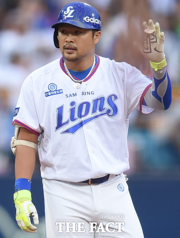 삼성 박한이가 1회초 1사서 홈런성 타구가 펜스 노란선 상단에 맞으며 아깝게 홈런을 놓친 뒤 아쉬워하고 있다.