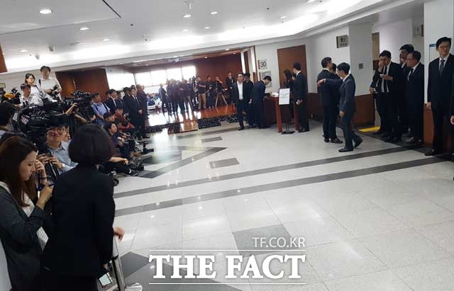 고(故) 이인원 롯데그룹 정책본부장(부회장·69)의 빈소가 27일 서울 풍납동 서울아산병원에 마련된 가운데 취재진과 롯데그룹 관계자들로 붐비고 있다. /풍납동=황원영 기자