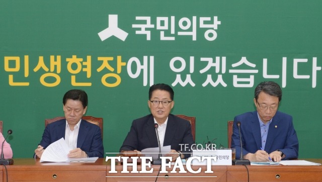 국민의당은 27일 오후 논평에서 더불어민주당 전당대회에서 추미애 후보가 신임 당 대표로 선출된 데 대해 과거에 묶여 계파정치의 틀을 벗어나지 못하고 있어 우려스럽다고 평가했다./임영무 기자