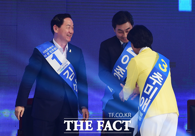 27일 더불어민주당 새 당 대표로 선출된 추미애 의원이 김상곤, 이종걸 후보와 악수를 하고 있다./배정한 기자