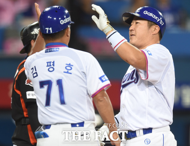 삼성 최형우가 4회말 2사 3루에서 좌월 2점 홈런을 터뜨린 뒤 김평호 코치의 환영을 받고 있다.