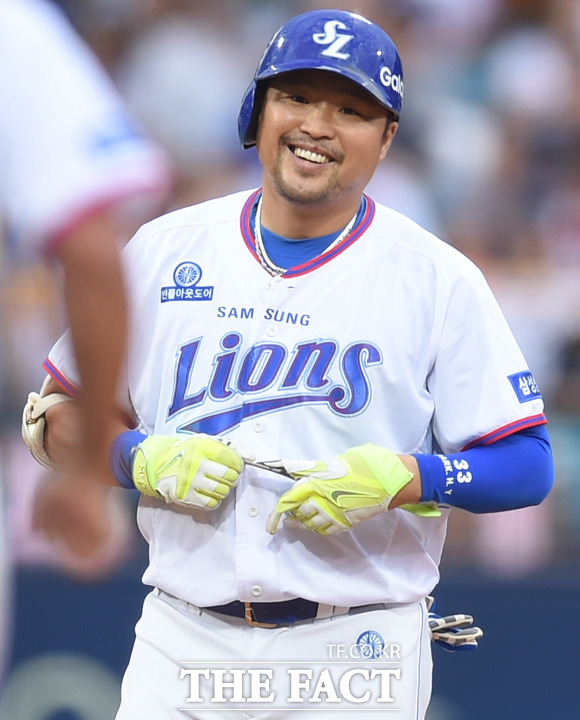 삼성 박한이가 1회초 1사서 홈런성 타구가 펜스 노란선 상단에 맞으며 아깝게 홈런을 놓치자 허탈한 웃음을 보이고 있다.