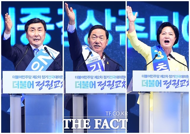 더불어민주당은 27일 오후 1시부터 서울 송파구 올림픽공원 체조경기장에서 당 대표 및 최고위원을 선출할 전대를 연 가운데 당 대표 경선에 출마한 이종걸 김상곤 추미애(기호순, 왼쪽부터)가 정견 발표를 하고 있다./올림픽공원 체조경기장