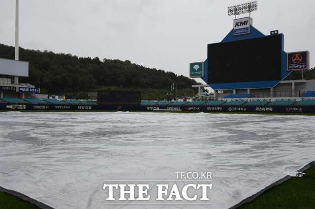 롯데-삼성의 경기가 우천으로 취소된 가운데 그라운듸 위 덮여있는 방수포 위로 많은 빗물이 고여 있다.
