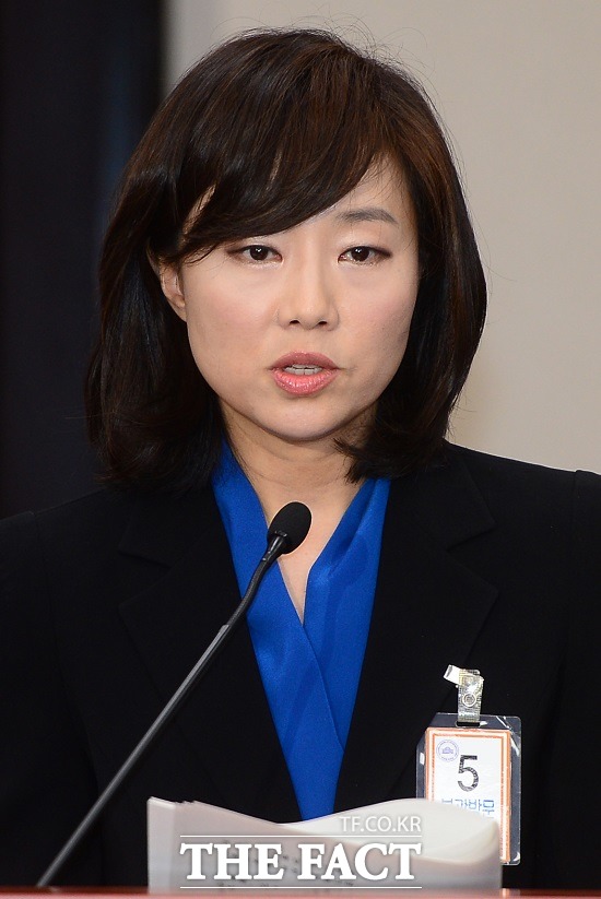 조윤선 문화체육관광부 장관 후보자의 큰딸이 YG엔터테인먼트의 채용공고가 나오지 않은 상황에서 인턴으로 채용되는 특혜 채용 의혹이 제기됐다./이새롬 기자