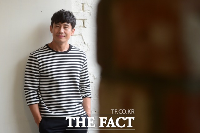 영화 촬영 후 친구들과 여행을 소망하게 된 배우 신하균. 배우 신하균은 친구들과 여행을 가게 되면 가격대가 높은 것은 자신이 계산하겠다고 말했다. /남윤호 기자