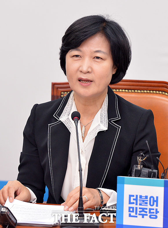 추미애 더불어민주당 신임 당 대표는 29일 역사를 정권의 논리에 따라 함부로 만지려 해서는 안 될 것이라고 말했다. 추 당 대표가 최고위원회에서 모두발언을 하고 있다. /국회=문병희 기자