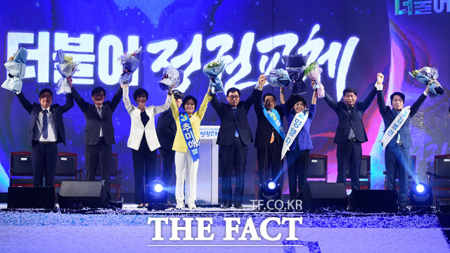 더불어민주당은 지난 27일 전당대회를 열고 신임 당 대표로 추미애 의원을 선출했다. 이번 결과에 정가에서는 문재인 전 대표의 대권 행보에 탄력을 받을 것으로 전망했다. /배정한 기자