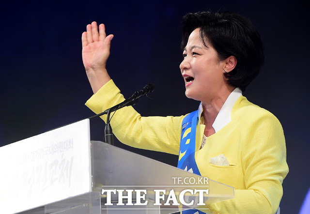 추미애 더불어민주당 신임 당 대표는 29일 국립서울현충원을 방문, 이승만·박정희·김영삼·김대중 전직 대통령들의 묘역을 참배하며 대표로서 공식 행보에 나선다. 사진은 지난 27일 당 대표 경선에서 당선 수락 연설하는 추 대표. /배정한 기자