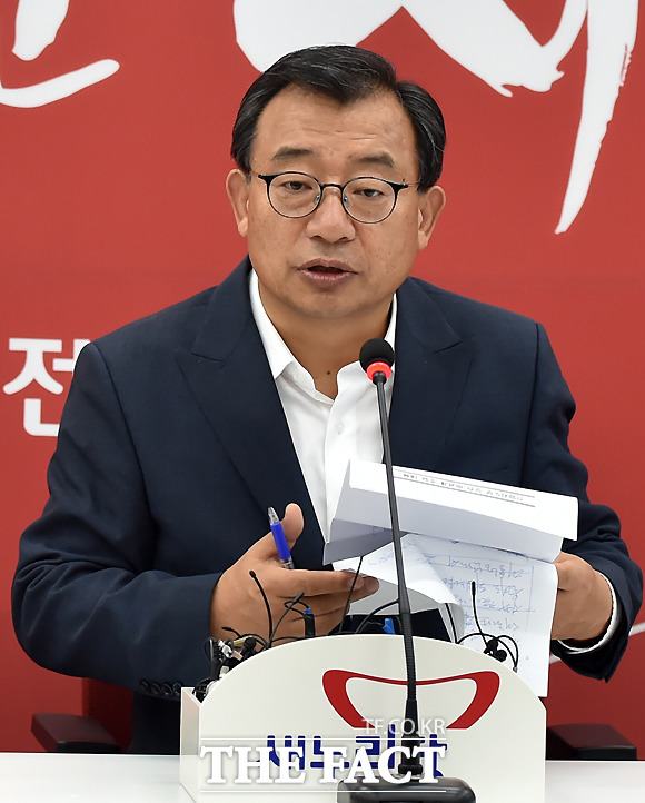 보수정당 첫 호남 출신 이정현 대표가 선출되면서 차기 대권 후보로 반기문 유엔사무총장이 대선주자로 급부상하고 있다. 사진은 지난 11일 박근혜 대통령과 청와대 오찬 후 결과를 발표하는 이 대표. /이새롬 기자