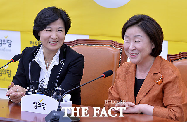 첫 상견례한 추 대표(왼쪽)와 심 대표가 활짝 웃고 있다./문병희 기자