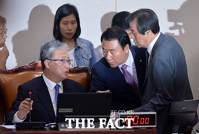 조윤선 문화체육관광부 장관 후보자에 대한 인사청문회가 연기되고 있는 이날 오전 염동열(오른쪽 두 번째) 새누리당 간사와 도종환(맨 오른쪽) 더불어민주당 간사가 유성엽 위원장에과 대화를 나누고 있다./국회=문병희 기자