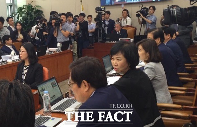 조윤선 문화체육관광부 장관 후보자에 대한 인사청문회가 열렸지만, 여야 의원들의 공방으로 청문회가 연기되고 있다. 화가 난 손혜원(왼쪽 두 번째) 더민주 의원이 신동근 의원에게 (여당의 행태가) 창피하다며 토로하고 있다./국회=서민지 기자