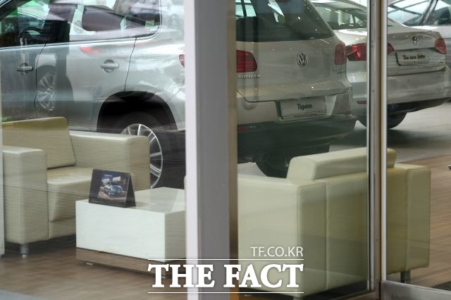 정부의 폭스바겐 차량 재인증은 이르면 올 연말에 마무리될 것으로 수입차업계는 예상하고 있다. 서울 목동의 폭스바겐 전시장 모습. /더팩트 DB