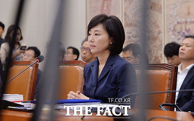 조윤선 문화체육관광부 장관 후보자에 대한 인사청문회가 31일 서울 여의도 국회 교육문화체육관광위원회에서 열린 가운데 조 후보자가 자리에 앉아 있다./국회=문병희 기자